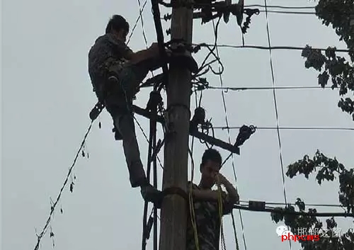 8月8日下午，邯臨路與高鐵橋交匯處北行200米燕莊村一名電工被困在電線桿上，急需救援。接到報(bào)警的邯鄲消防華澤路中隊(duì)立即趕赴現(xiàn)場，消防官兵到達(dá)現(xiàn)場后，經(jīng)了解得知，該男子是一名電工，在電線桿上作業(yè)時(shí)不慎被電擊傷，意識清醒，但其右腿和右臂無法用力，導(dǎo)致無法從電線桿上下來。消防官兵經(jīng)過半個小時(shí)的緊張營救，最終將被困男子成功救下，并由現(xiàn)場120醫(yī)務(wù)人員送往醫(yī)院進(jìn)行救治。